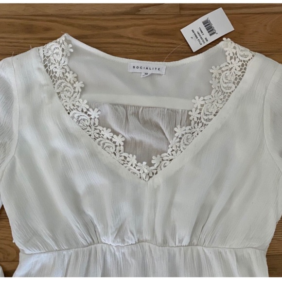 NWT Socialite Off-White Open Back Dress w/Lace Trim Ruffle Hem Lined - Picture 2 of 8